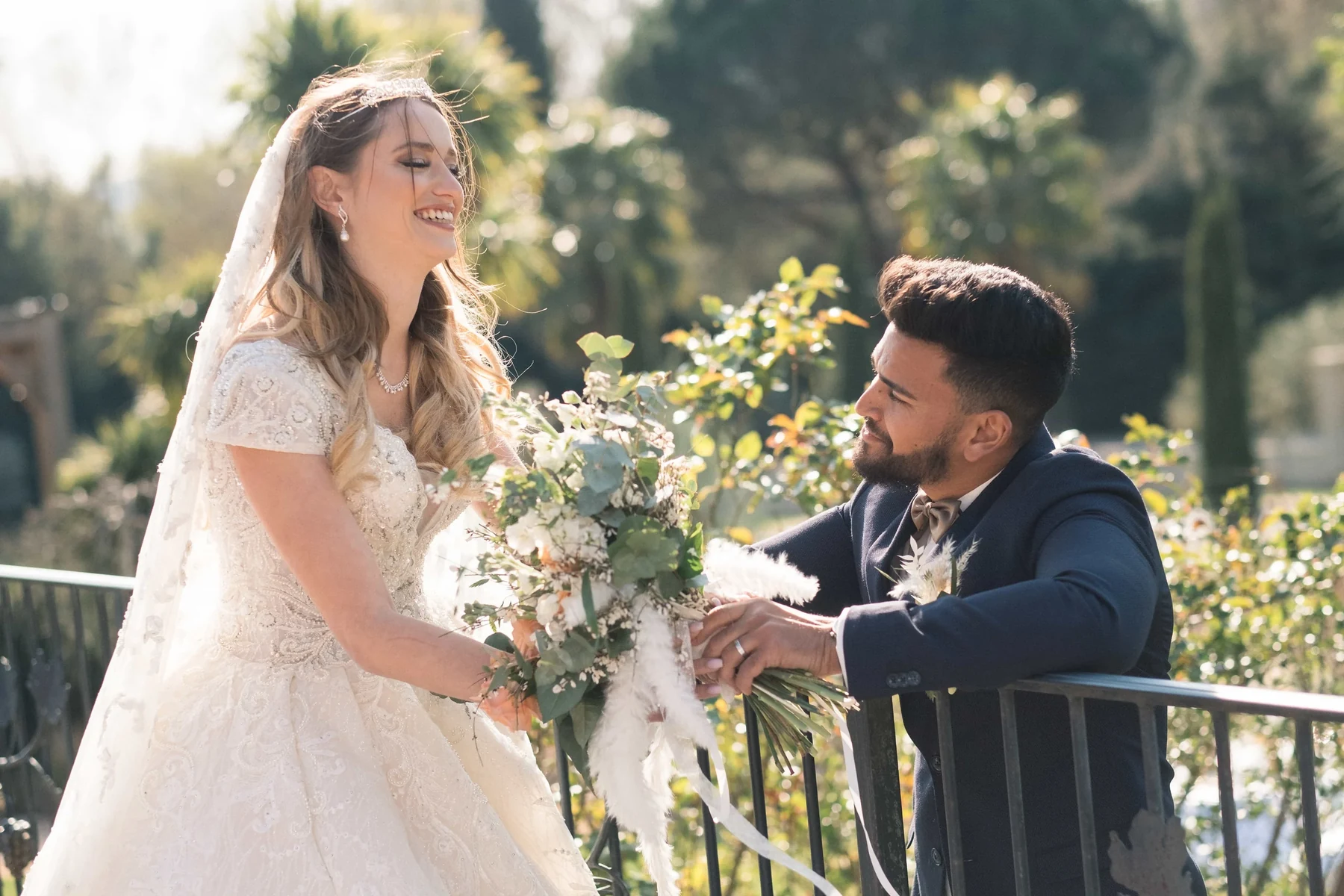 Mariée souriante regardée par son époux pendant un reportage de mariage naturel à Toulon
