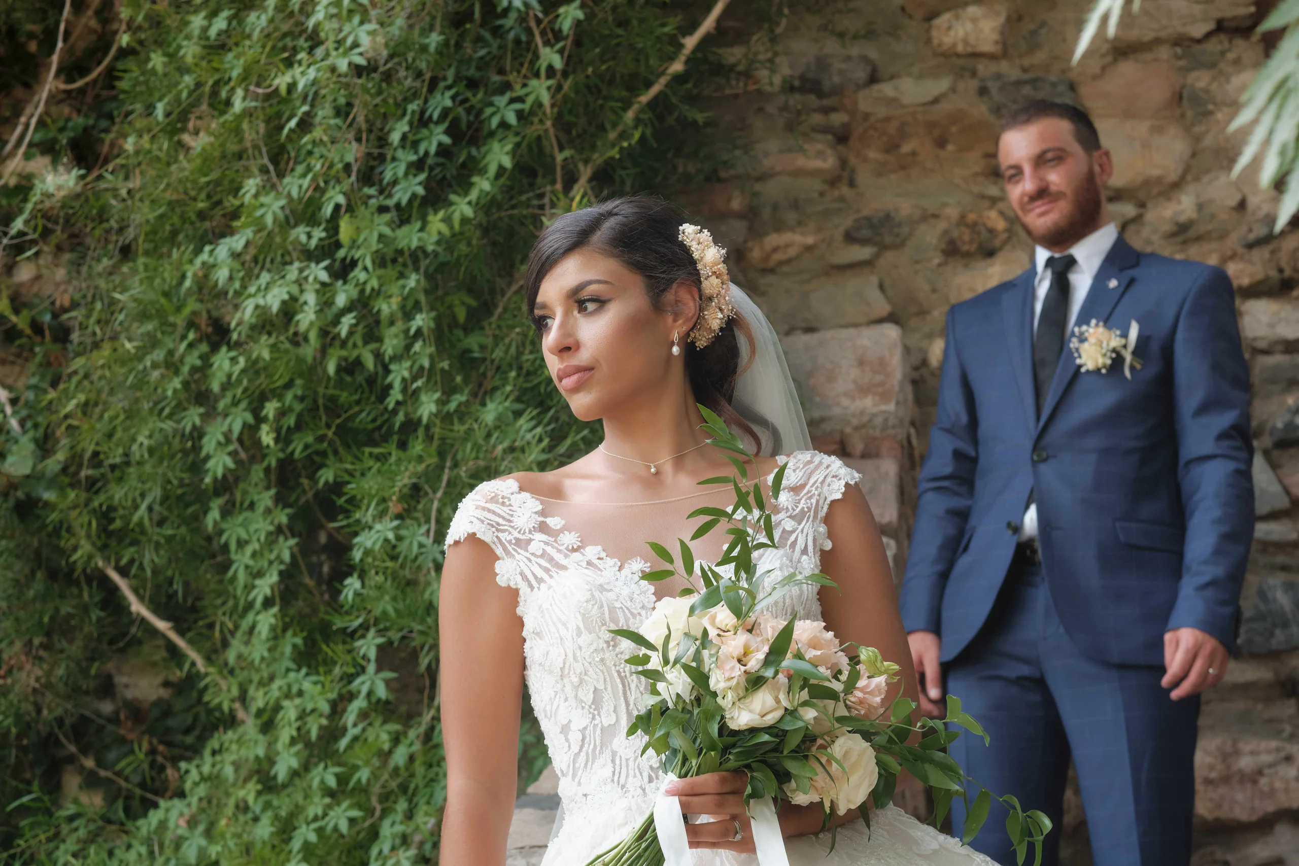 Portrait naturel d’un couple de mariés dans un décor végétal près de Toulon