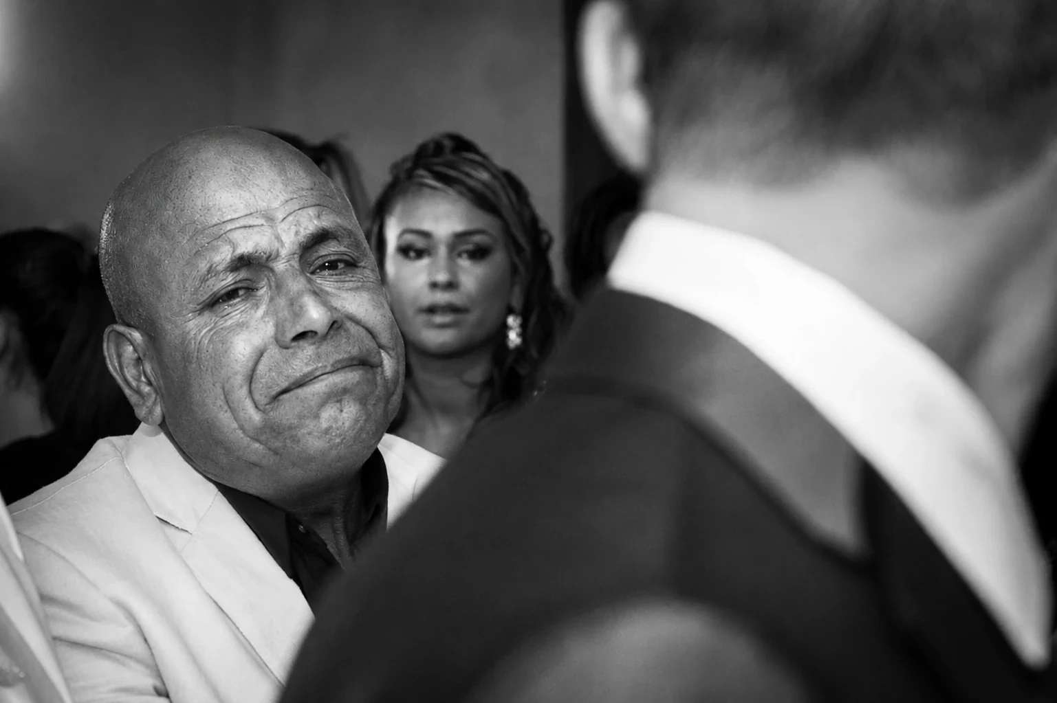 Émotion d’un proche pendant une cérémonie de mariage photographiée en noir et blanc