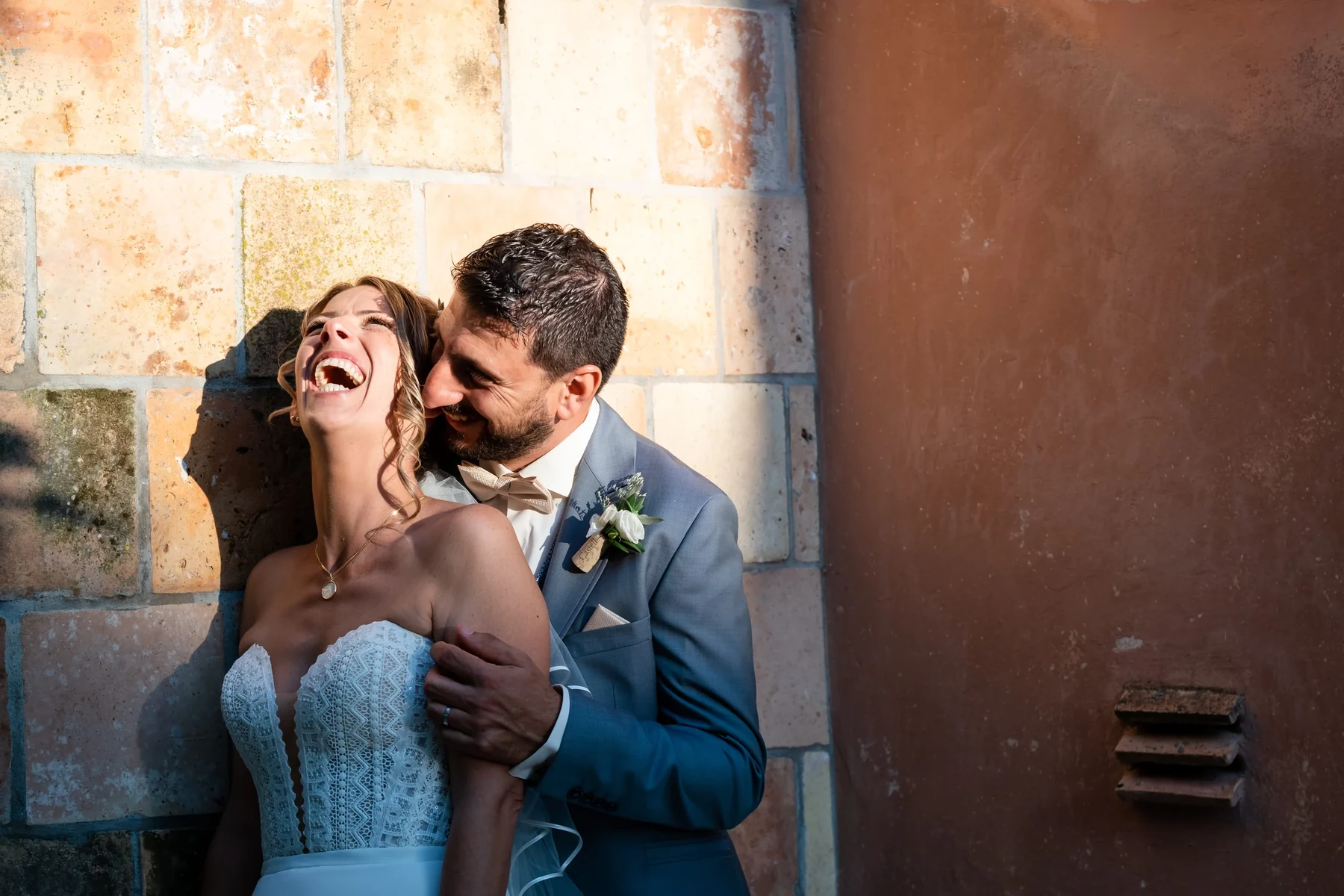 Stéphanie et Lionel partageant un moment complice pendant leur mariage en Provence