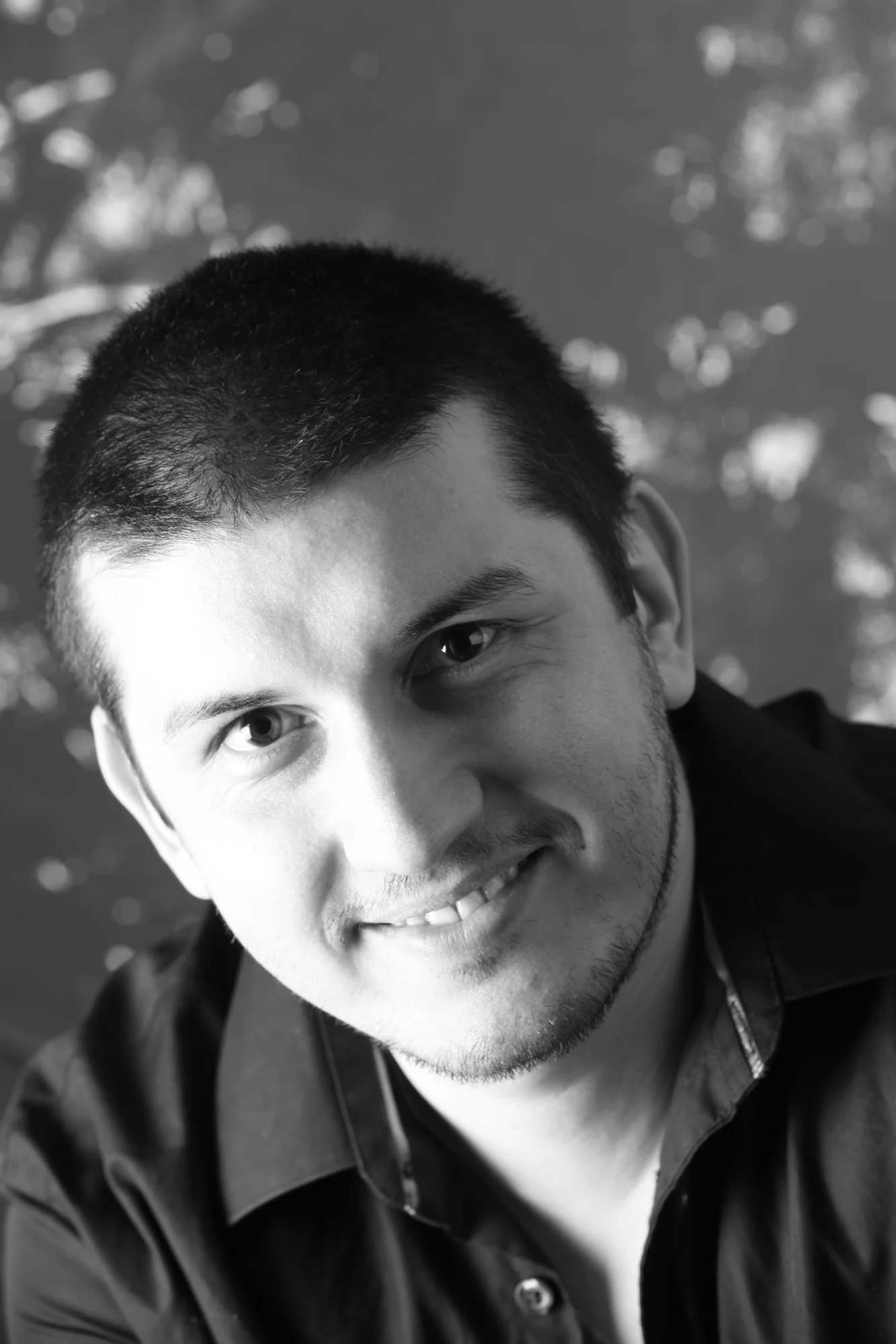 Portrait de Yassine Daoudi, photographe de mariage à Toulon
